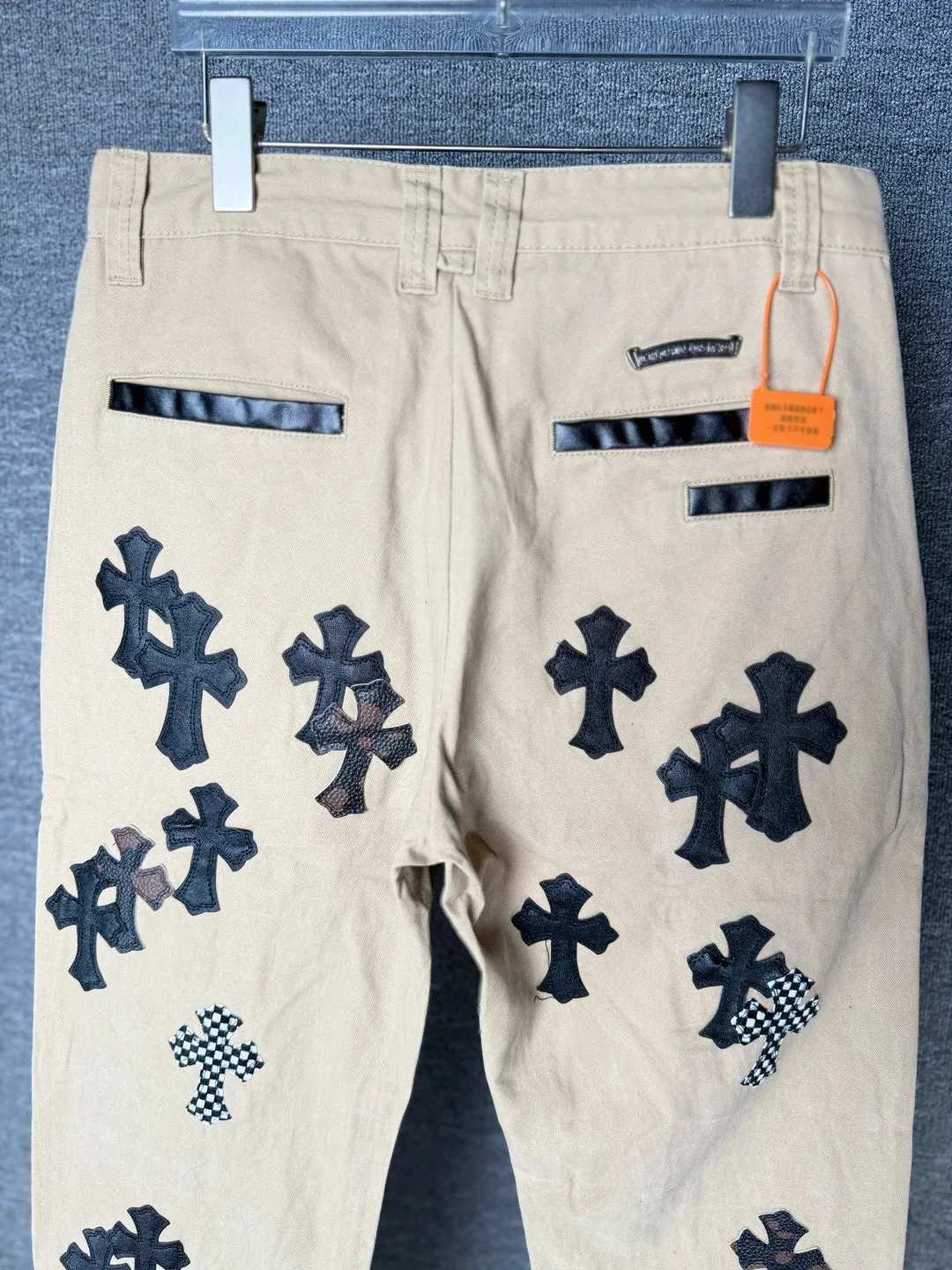 P270 💰 (Top version) Chrome Hearts CH khaki camouflage checkerboard horse hair cross patch leather jeans. Original purchased and patterned to truly restore the ultimate texture of Vintage. Italian special cowhide print and then cut. Customized sheepskin three-layer thick line leather. The whole body is spliced in heavy water washing process. Craftsmen hand-splash ink. You can see the details. Three-dimensional cutting version. Loose and comfortable. Not picky on the figure. Look tall and slim. Factory precision work. Original quality control. Same style for men and women. Can be matched with couples. Versatile recommendation. Must-have jeans for all seasons. Color: Khaki Size: 28-30-32-34 (corresponds to S-M-L-XL)
